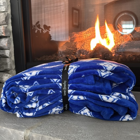 Vera Bradley Oversized Throw plush warm winter blanket - 94x66 (twin oversized) - Picture 3 of 7